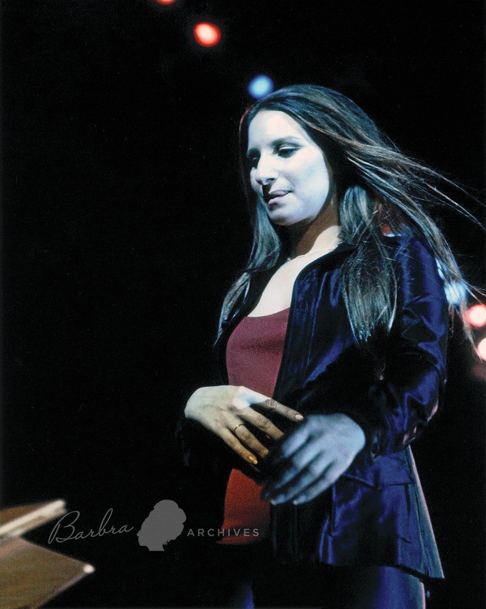Streisand nervously walks on stage at the Los Angeles Forum.
