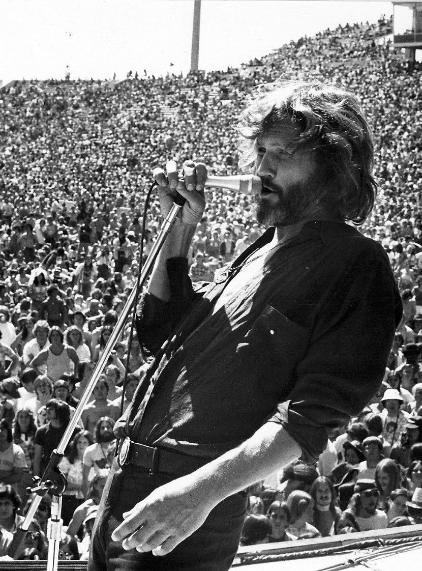 Kris Kristofferson on the Arizona stage, singing.