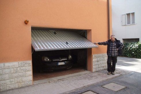 garage con portone automatizzato