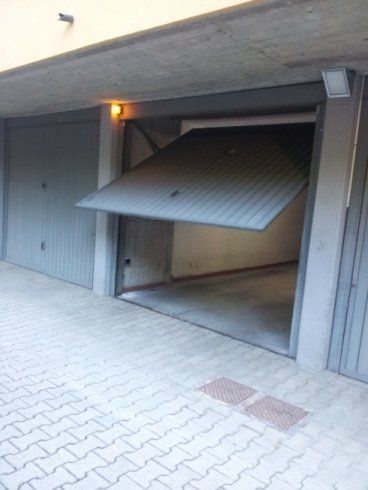 garage con porta automatizzata