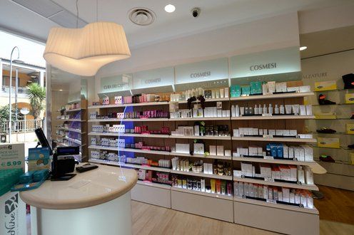 interni di farmacia con reparto di dermocosmetici
