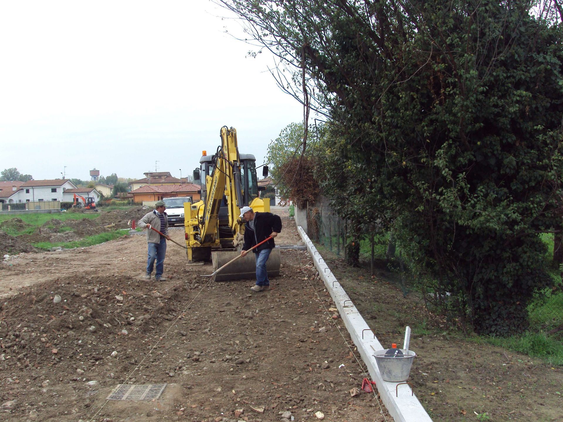 Operazione di livellamento di un piccolo terreno