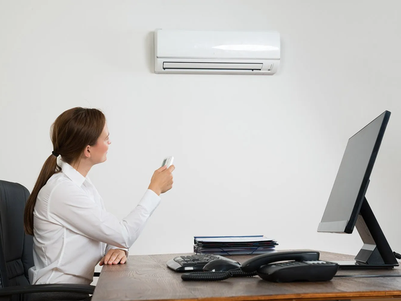 impiegato in un ufficio con climatizzatore