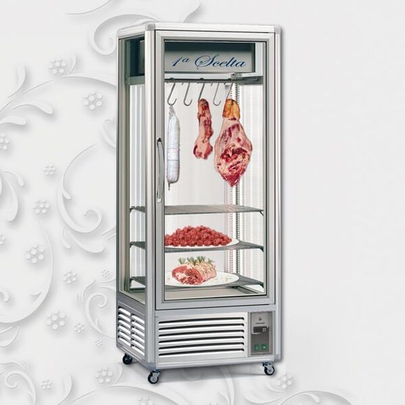 tecnico mentre installa un impianto di refrigerazione