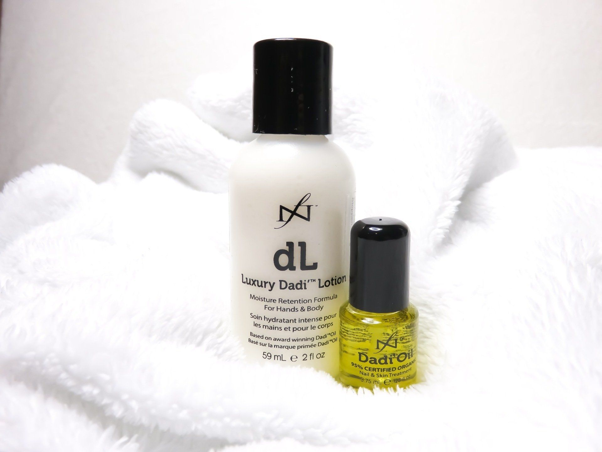 Een handlotion en nagelriemolie voor het verzorgen van droge handen