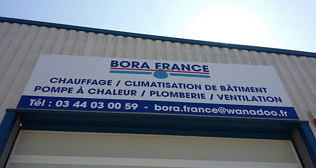 Enseigne bâtiment tôle plane avec lettres découpées en adhésif