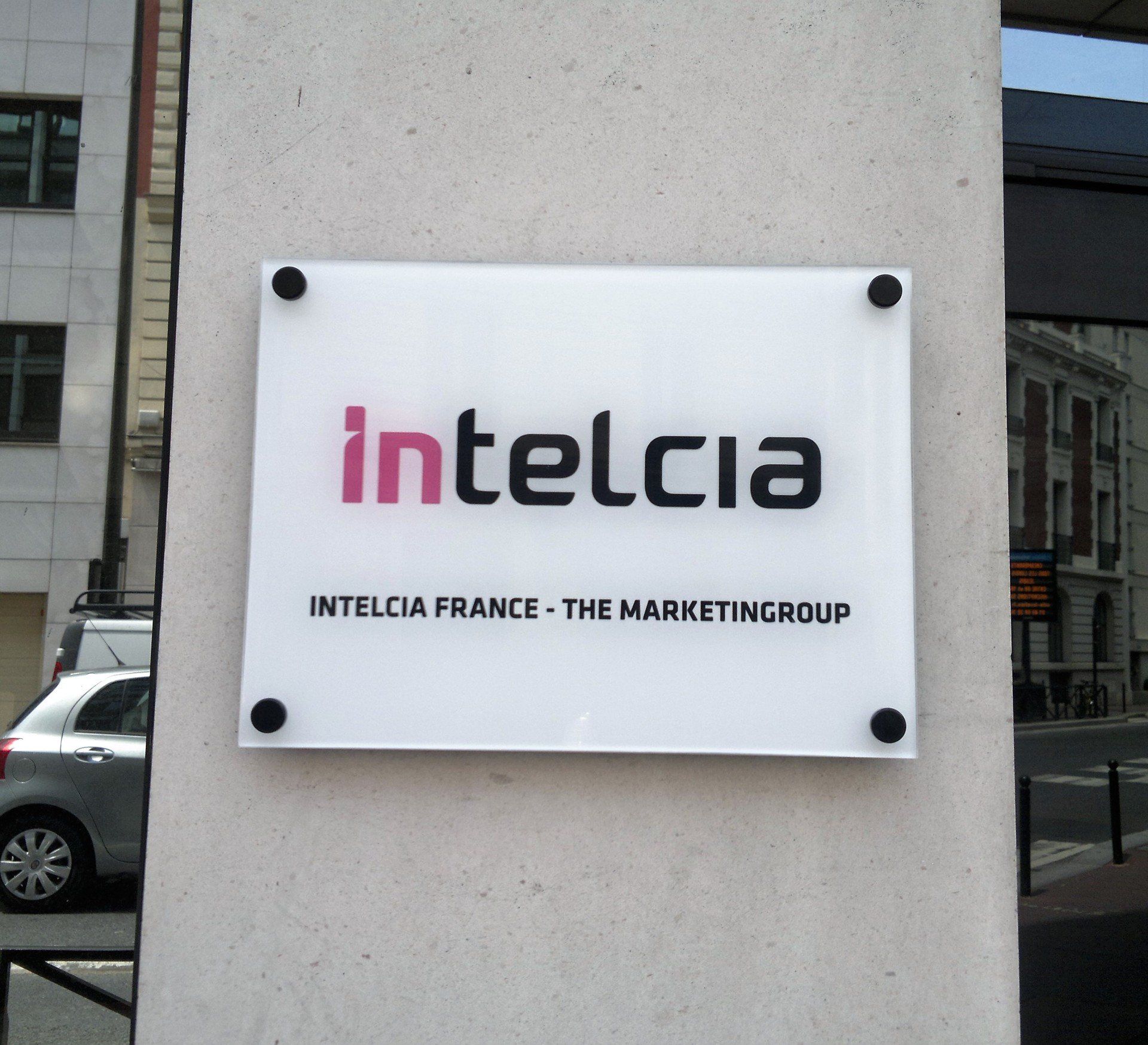 Plaque professionnelle en plexiglas gravé fond blanc
