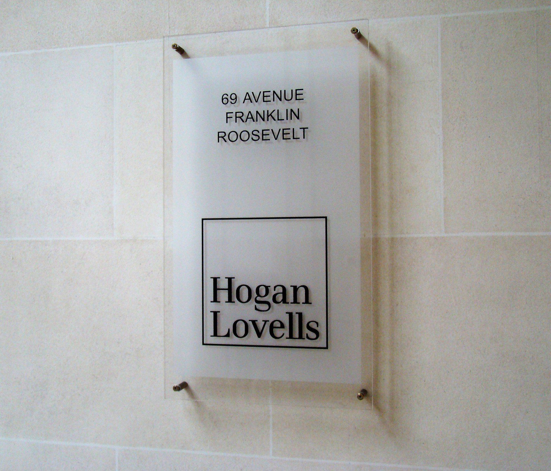 Plaque professionnelle en plexiglas gravé fond en adhésif dépoli