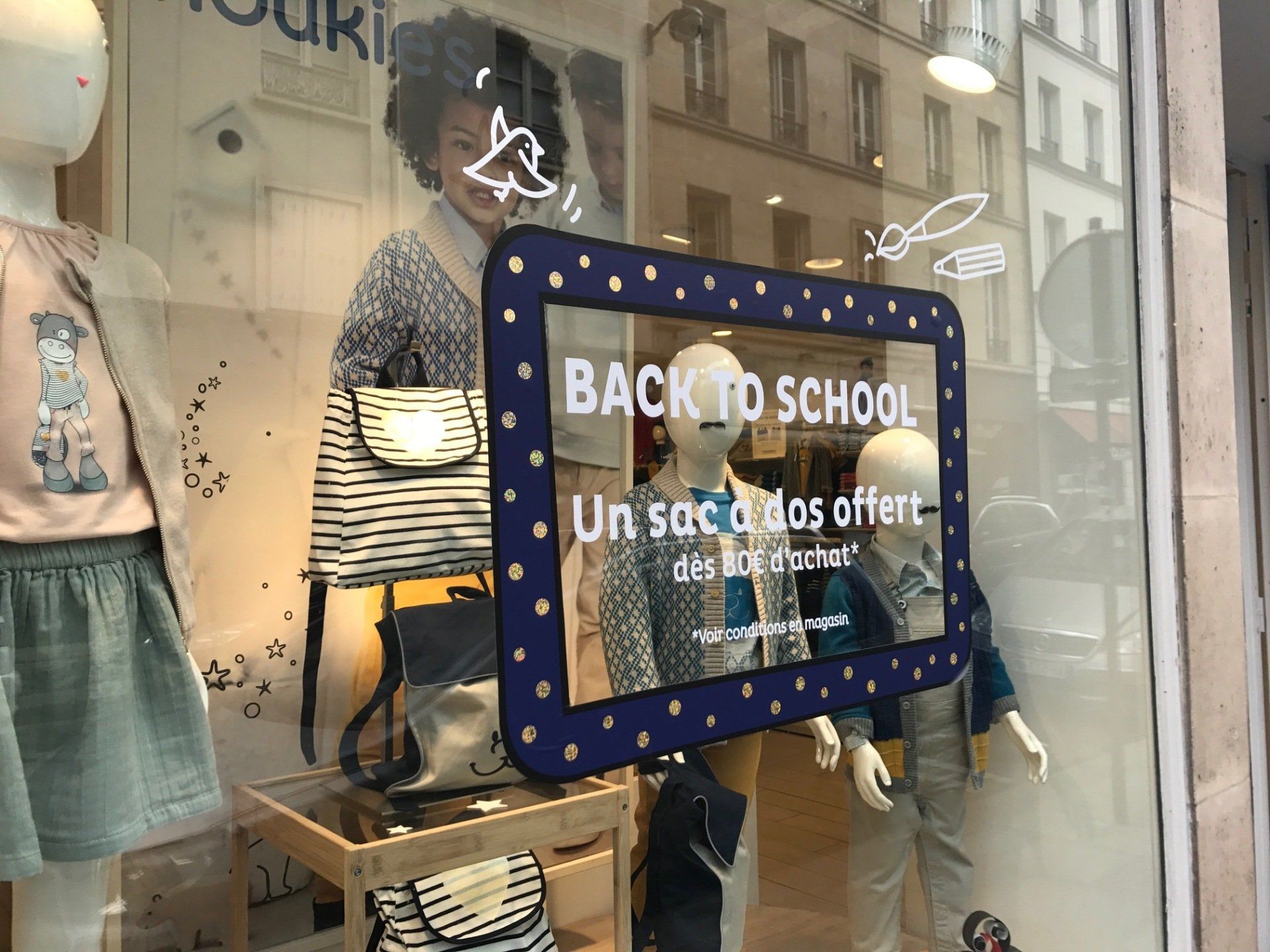 Marquage en adhésif découpé sur vitrine