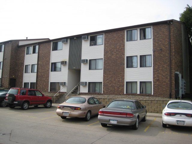 906 Benton Dr