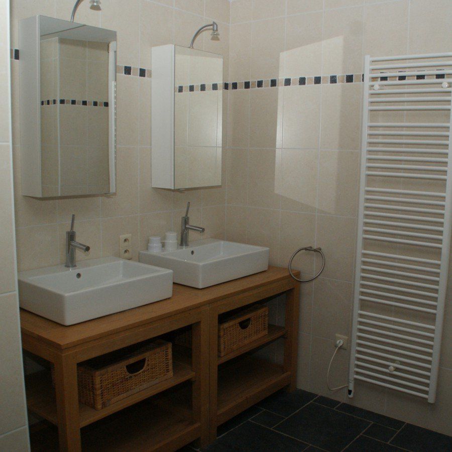 badkamer met douche in het kasteelverblijf