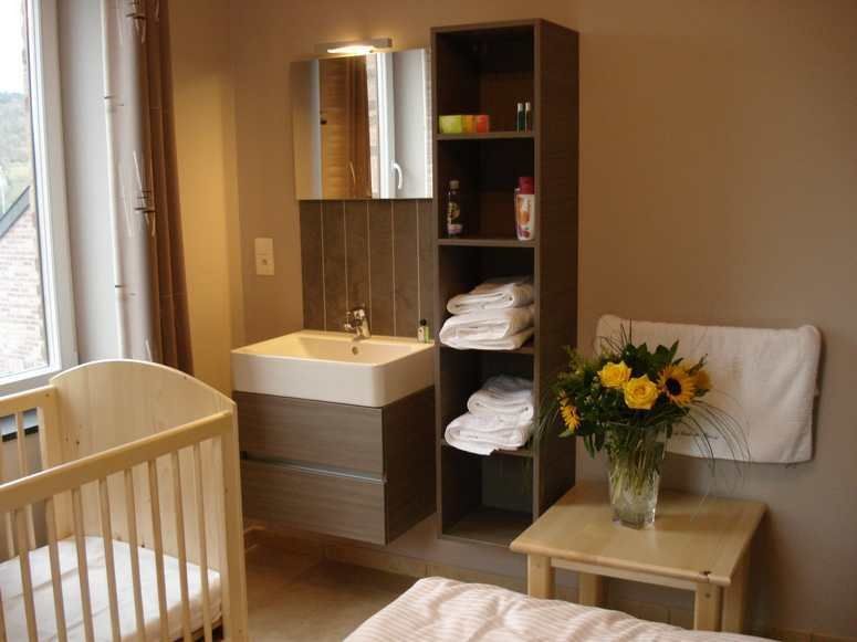 wastafel in slaapkamer van het te huren vakantiehuis 