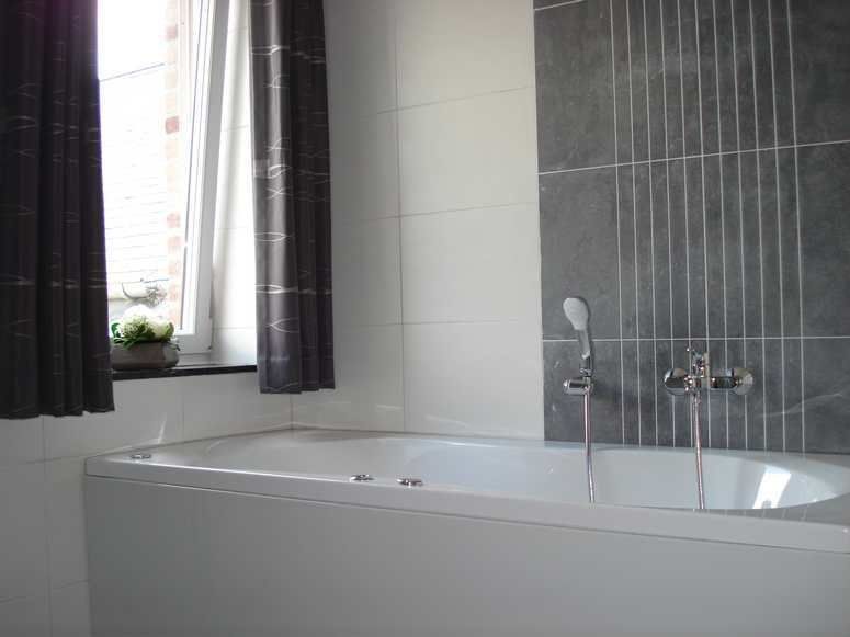 badkamer met bad in het huis