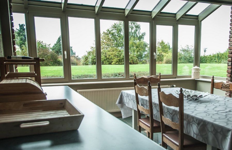 veranda met uitzicht over de tuin