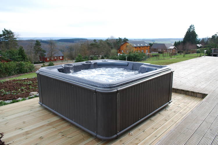 jacuzzi met vrij uitzicht in de tuin