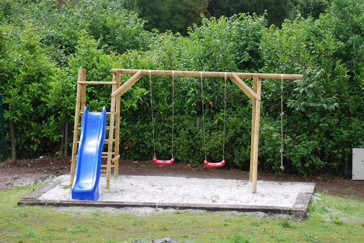 speeltoestellen voor de kinderen in de tuin