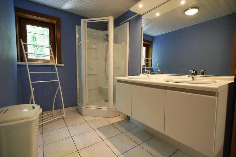 badkamer met douche in het huis