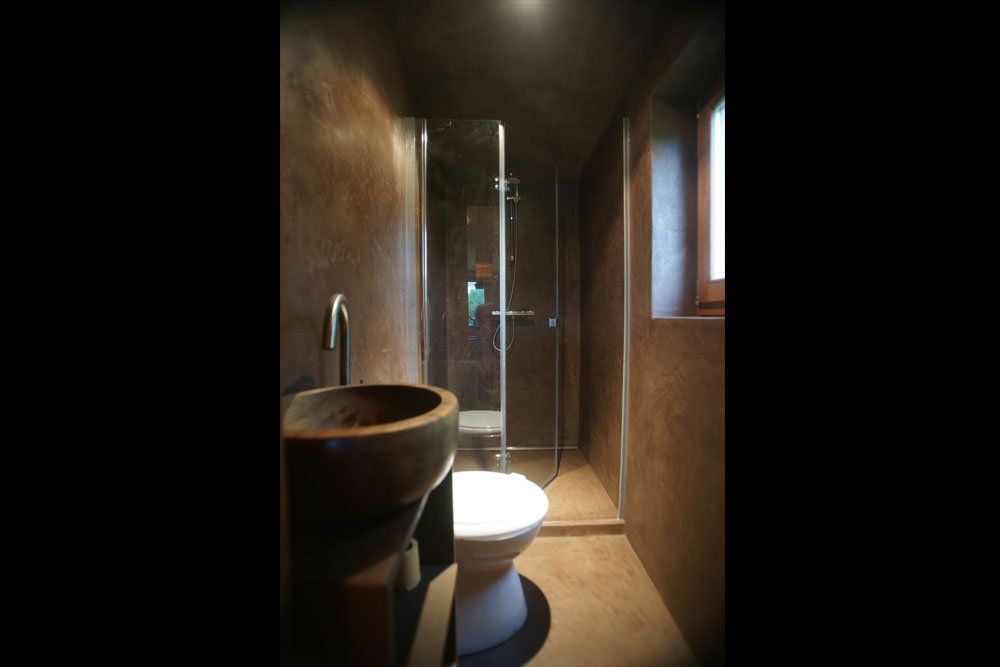 in de roulotte een badkamer met toilet