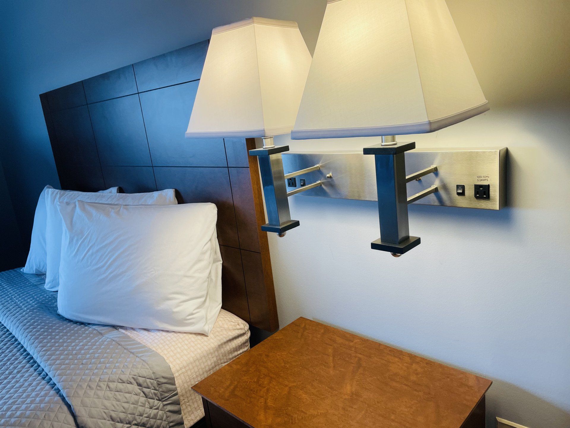 Standard Room King - Accommodations - Commodore Perry Inn and Suite