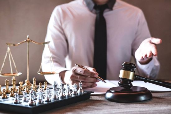 avvocato durante una consulenza legale