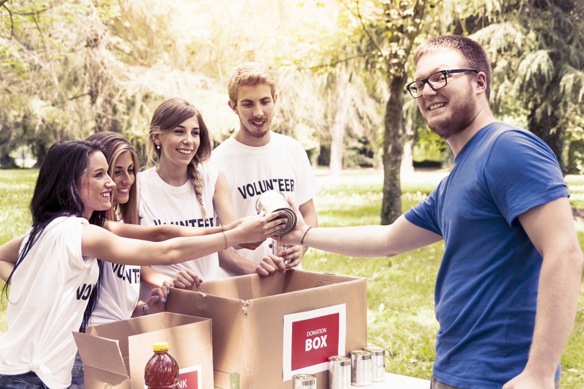 people volunteering