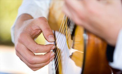 LIVE MUSIC AND PERFORMANCE
