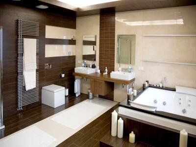 Bagno con muri e pavimento in legno e sanitari bianchi
