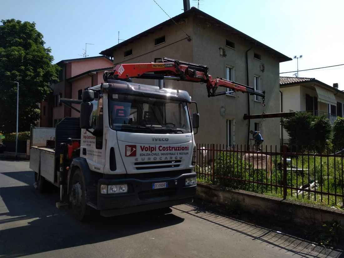 gru in azione durante una costruzione edile