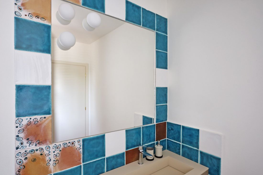 bagno dai colori chiari con sanitari bianchi