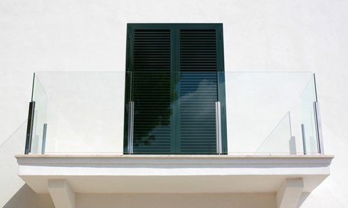 balcone con parapetto in vetro