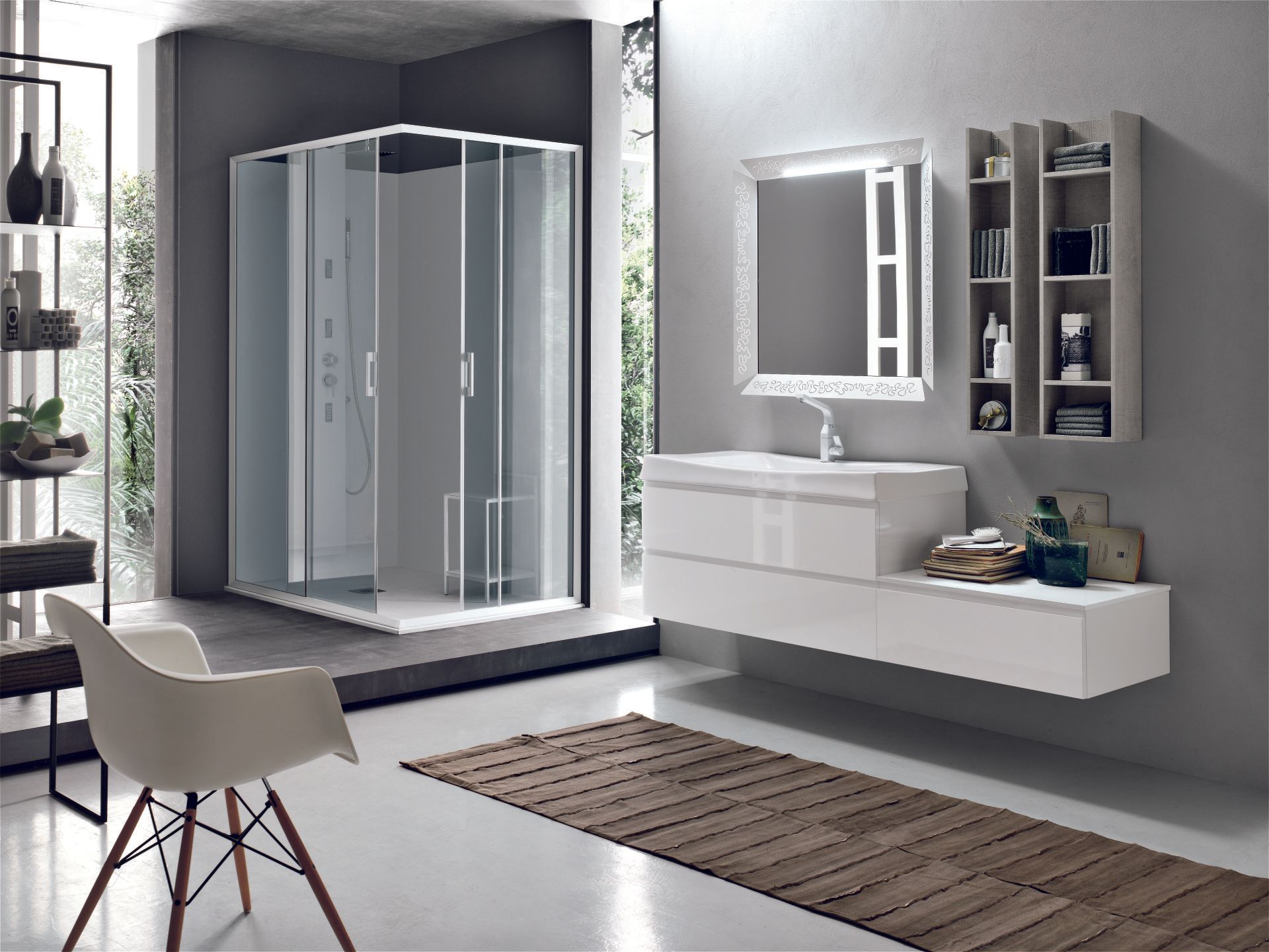 Mobile da bagno e box doccia bianchi