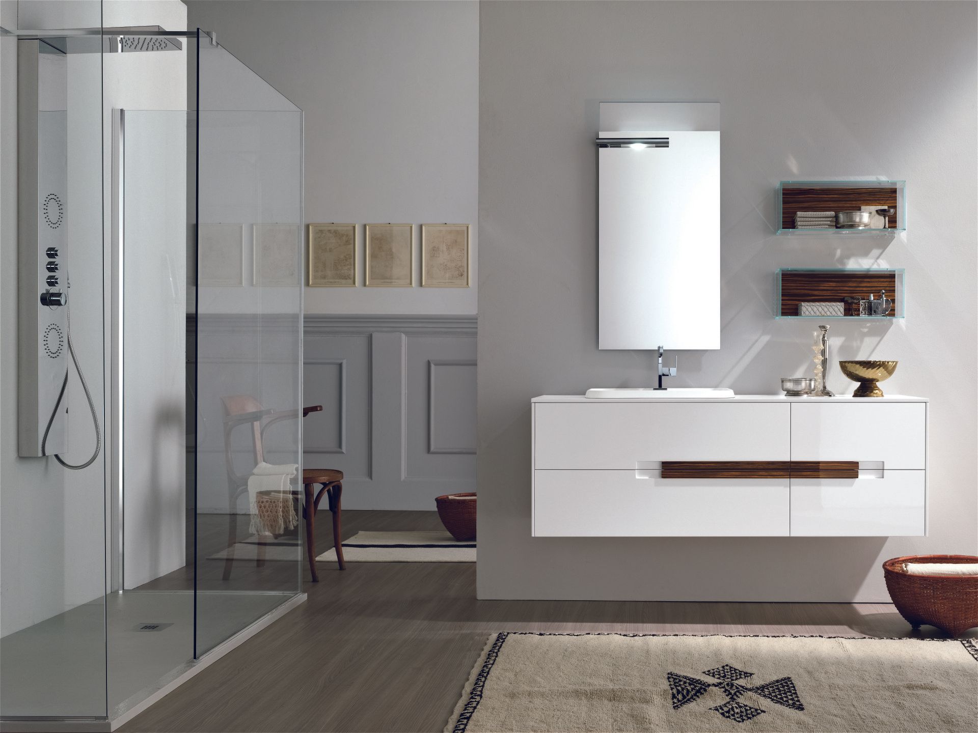 Mobile da bagno bianco e parete doccia