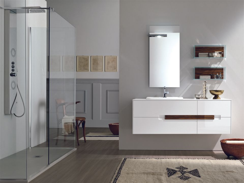 Bagno bianco con box doccia