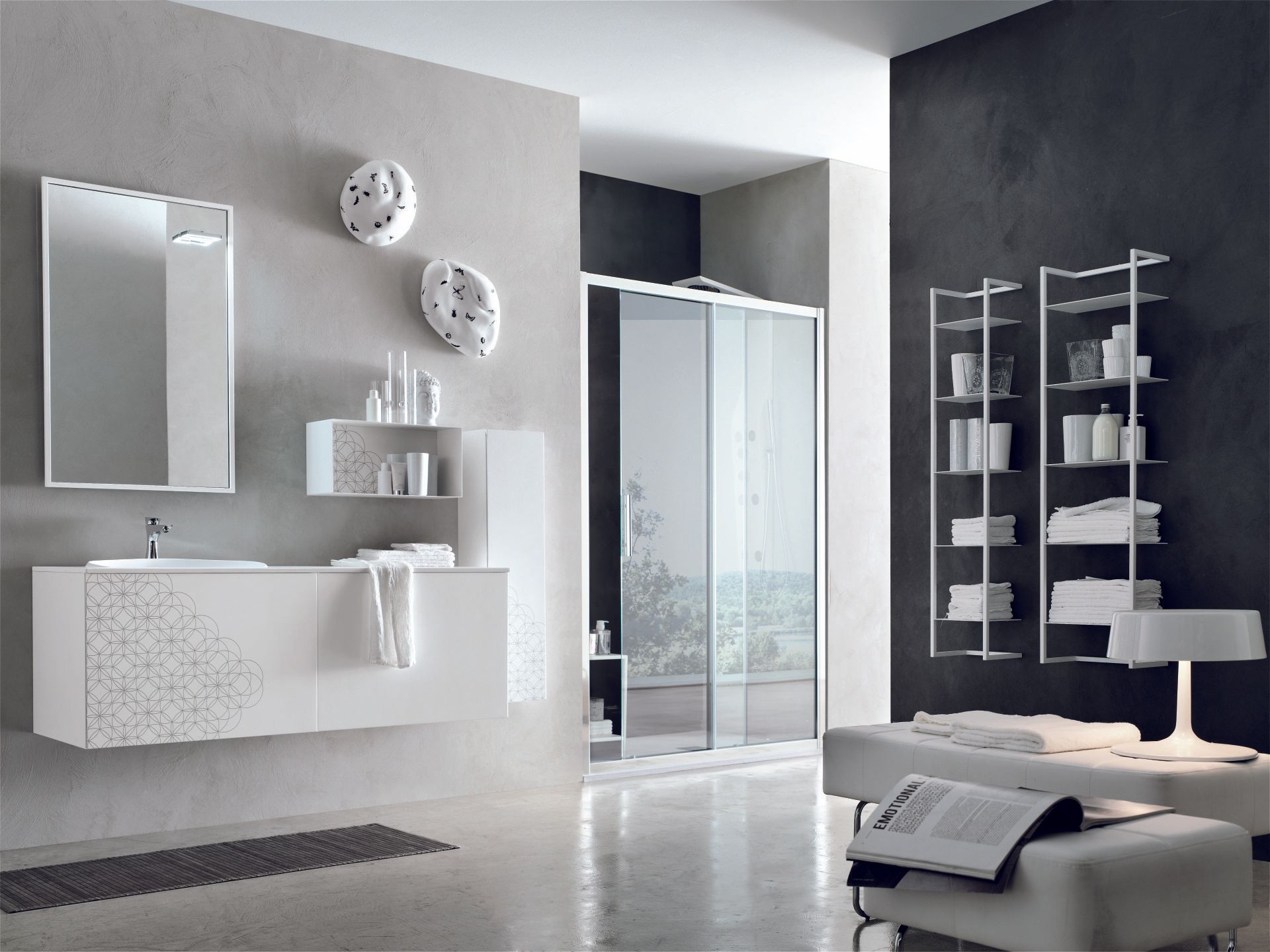 Stanza da bagno arredata con mobile e doccia bianchi