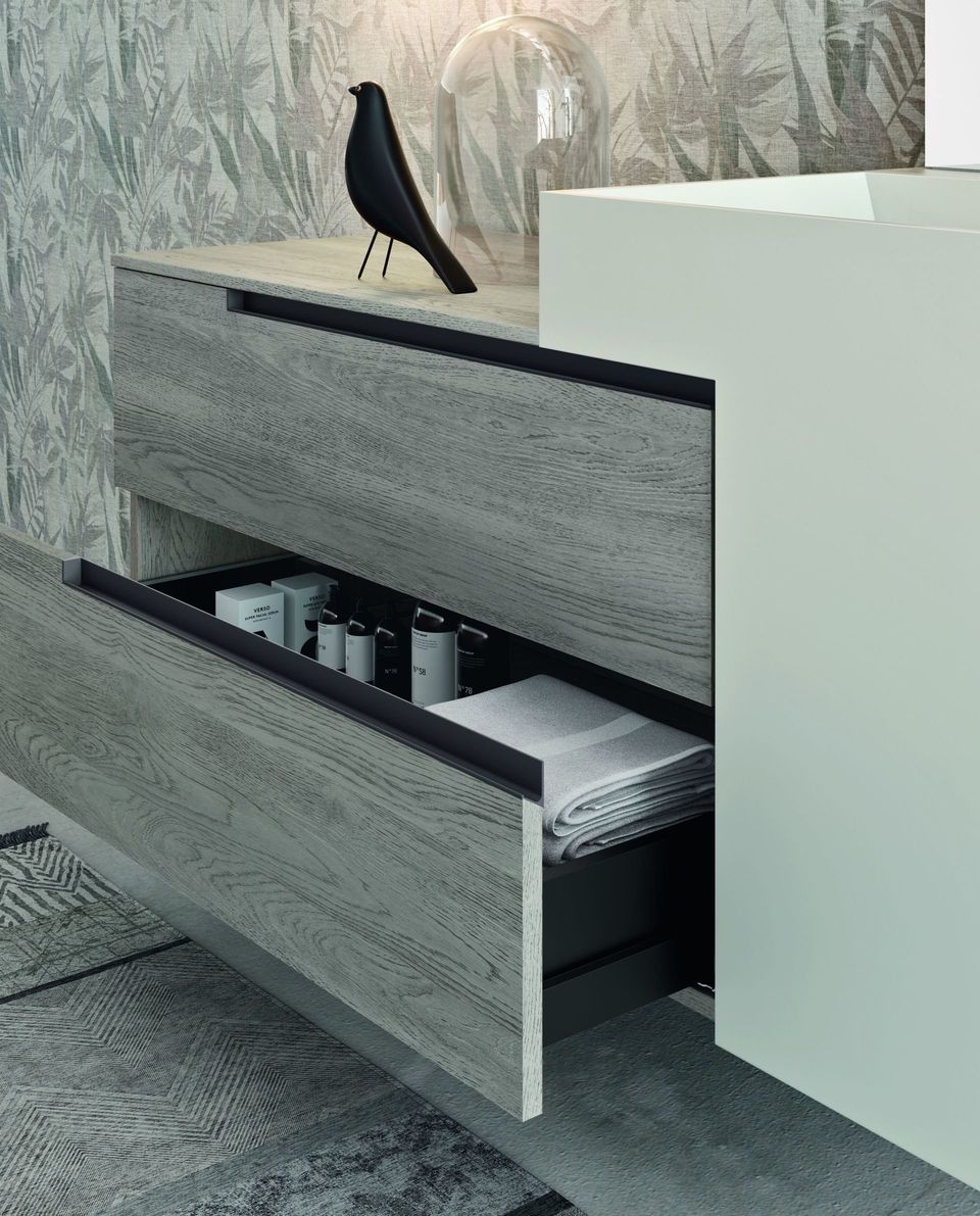 Mobile Bagno moderno con cassetto aperto