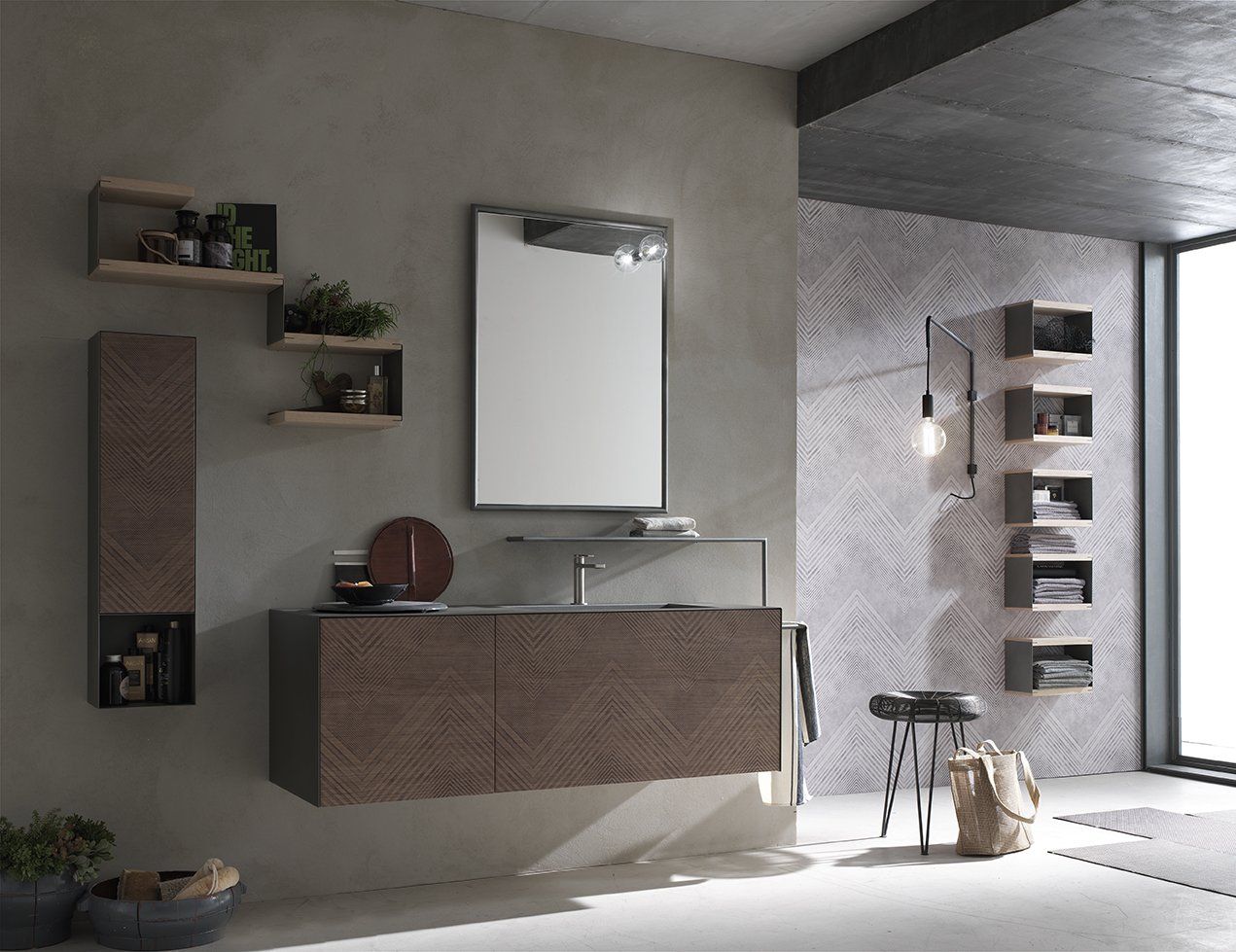 Mobile bagno marrone scuro con mensole a muro