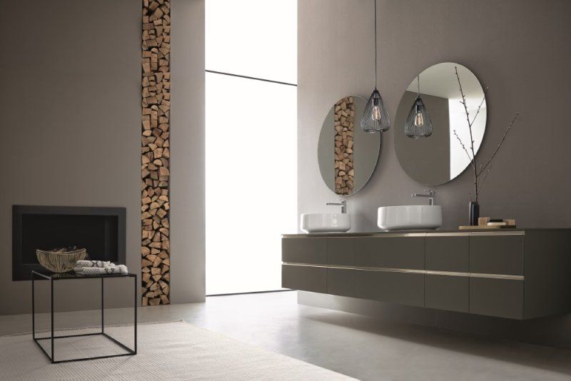 Bagno con due specchi