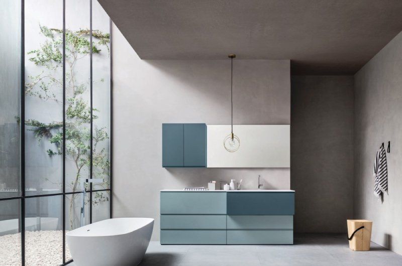 Bagno e mobili azzurri