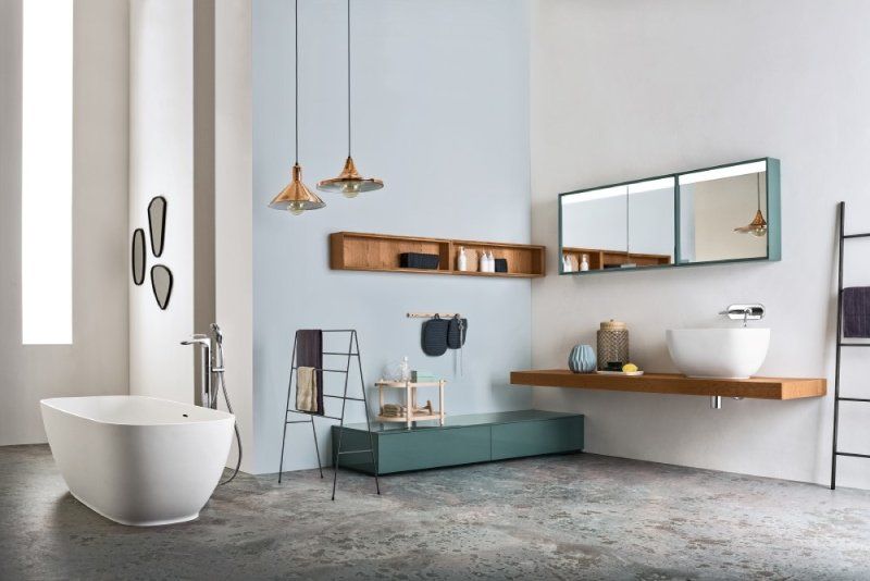Bagno con mensole