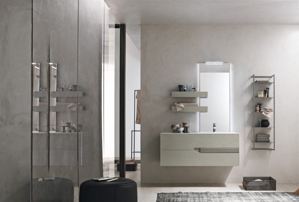 Bagno con doccia e porta in vetro