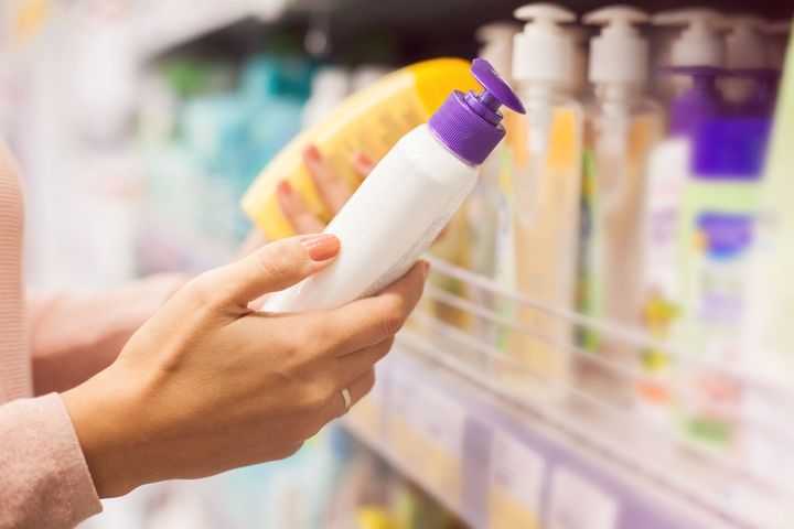 mani di donna che impugnano prodotti per l'igiene personale