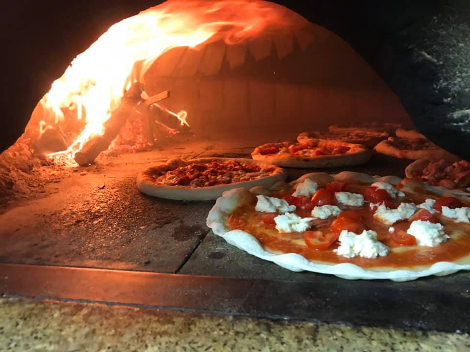 pizza cotta nel forno a legna