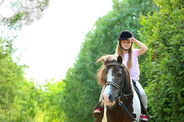 bambina a cavallo