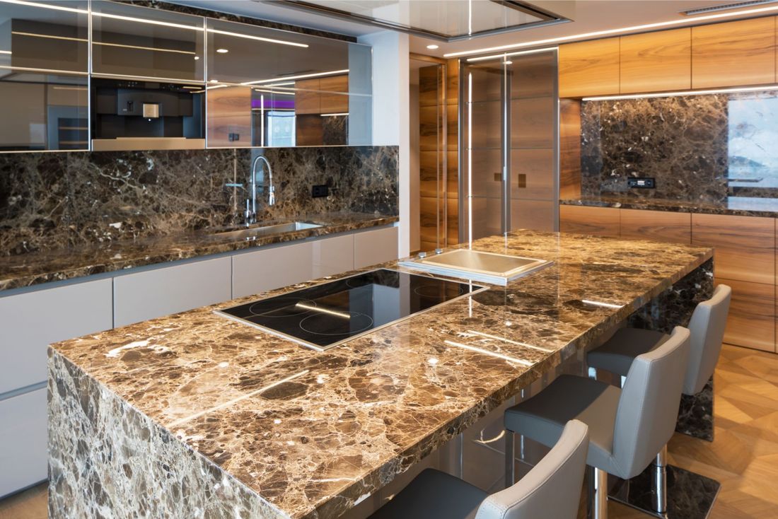 cucina con piano e rivestimenti marmo