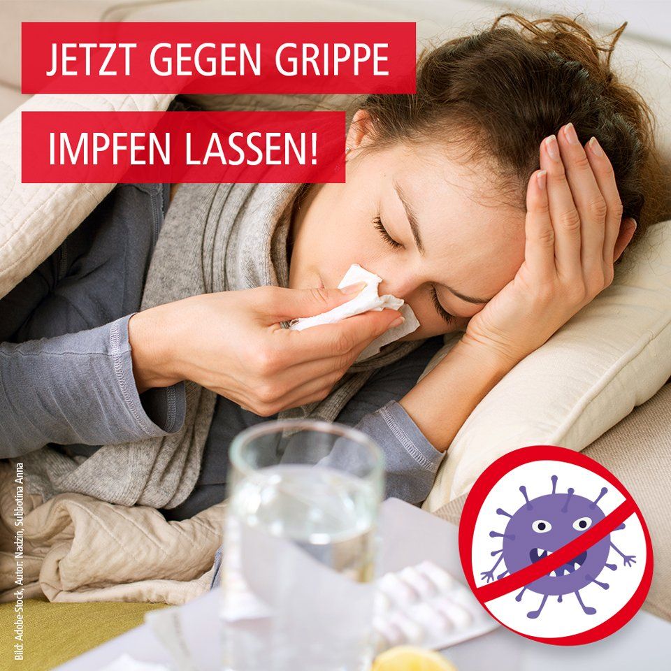 Eine Frau liegt auf einer Couch und putzt sich die Nase