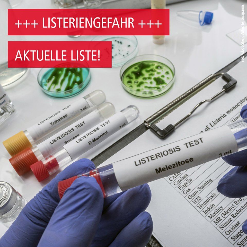 Eine Person hält ein Reagenzglas mit der Aufschrift „Listeriose-Test“ darauf