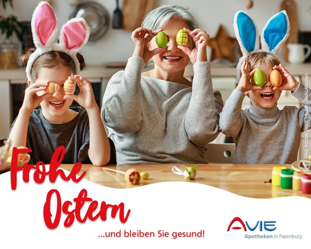 Eine Frau und zwei Kinder halten Ostereier vor ihre Augen. Text