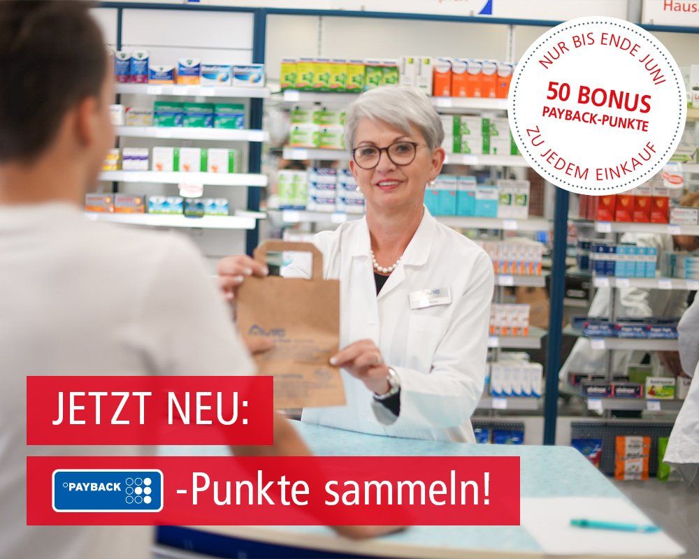 Ein Apotheker gibt einem Kunden in einer Apotheke eine Tüte