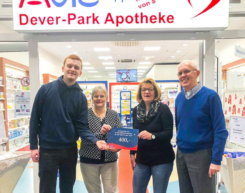 Eine Gruppe von Menschen steht vor einer Dever-Park-Apotheke