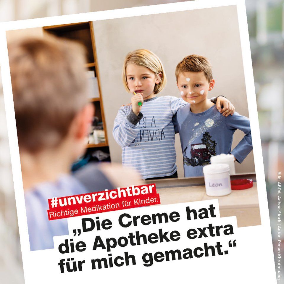 Ein Junge und ein Mädchen putzen sich vor einem Spiegel die Zähne.